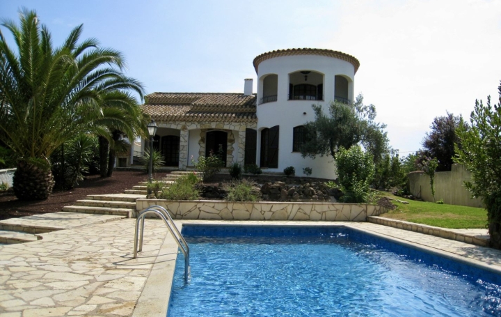 Villa LE CAP-D'AGDE 330 m2 785 000 € Villa LE CAP-D'AGDE 330 m2 785 000 €
